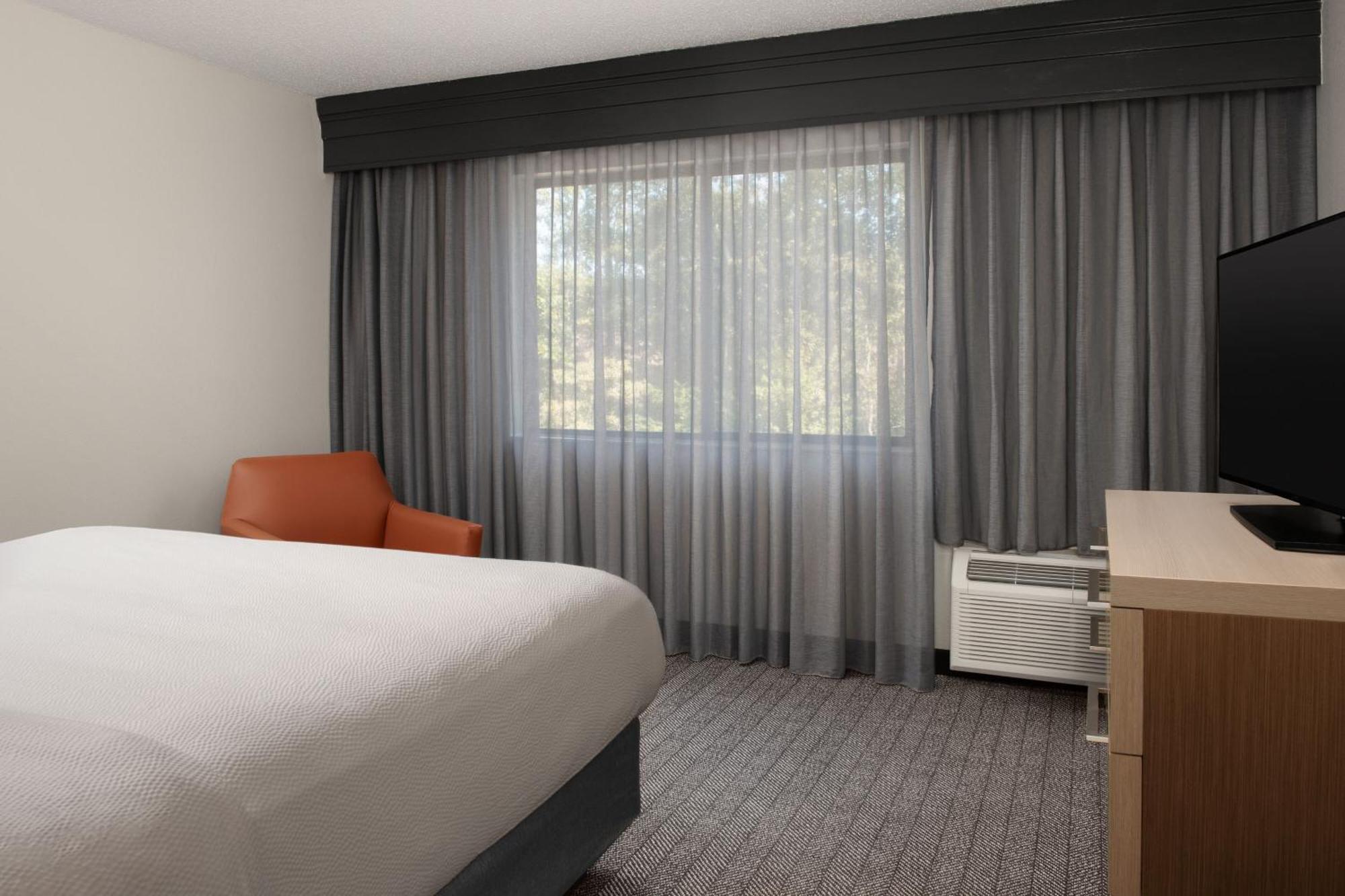 Courtyard By Marriott Dothan Exterior photo